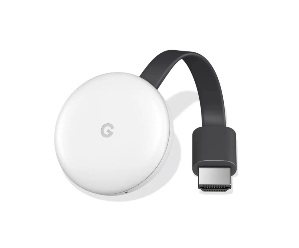 Visão superior oblíqua do aparelho circular Google Chromecast de 3ª geração na cor branca com fundo isolado.