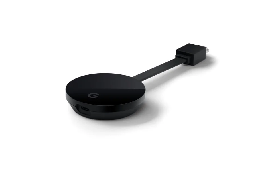 Visão superior oblíqua do aparelho circular Google Chromecast Ultra na cor preta brilhante com fundo branco isolado.