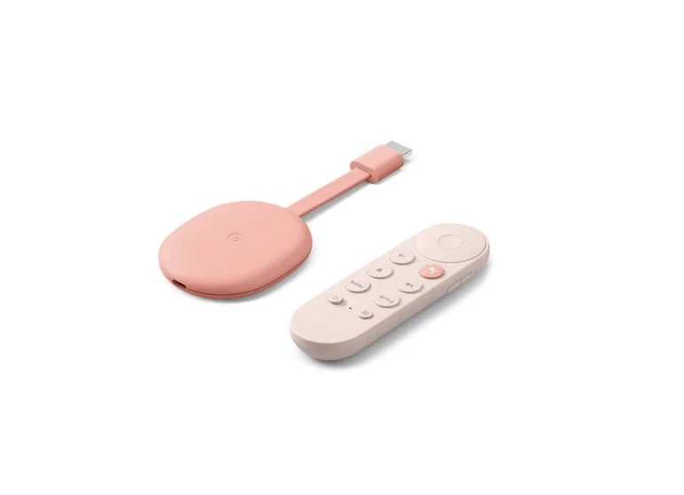 Aparelho circular Chromecast com Google TV na cor rosa claro, posicionado ao lado do seu controle remoto oval branco com botões cinzas.