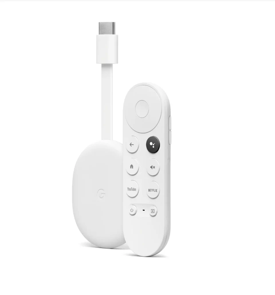 Aparelho circular Google Chromecast com Google TV na cor branca, posicionado em pé ao lado do seu controle remoto oficial com botões.