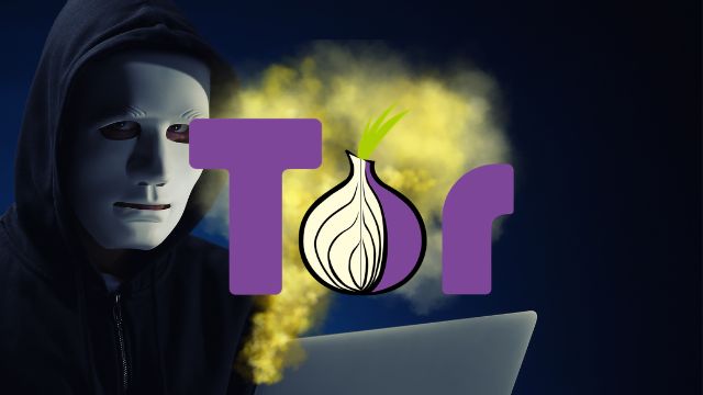 Ilustração de capa para o artigo sobre privacidade online no Android, com Direitos de imagem feito no Canva por TecnoUp. Uma mão segura um smartphone que exibe uma imagem em preto e branco de uma pessoa com chapéu e monóculo. Sobreposta a esta imagem, há uma ilustração de cadeado e ícone de usuário em um fundo vermelho circular com linhas tracejadas, conectada por uma seta verde à imagem no celular.