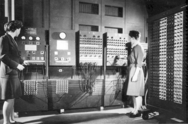 Imagem mostra o primeiro computador (ENIAC) sendo operado por duas mulheres.