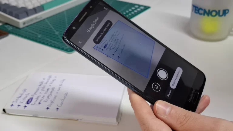 Smartphone sendo utilizado para escanear um documento de papel sobre uma mesa de escritório.