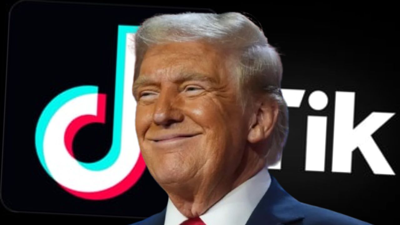 Fotografia em close de Donald Trump sorrindo, posicionado à direita da imagem, com o logotipo do TikTok desfocado em cores ciano e magenta sobre um fundo preto à esquerda.