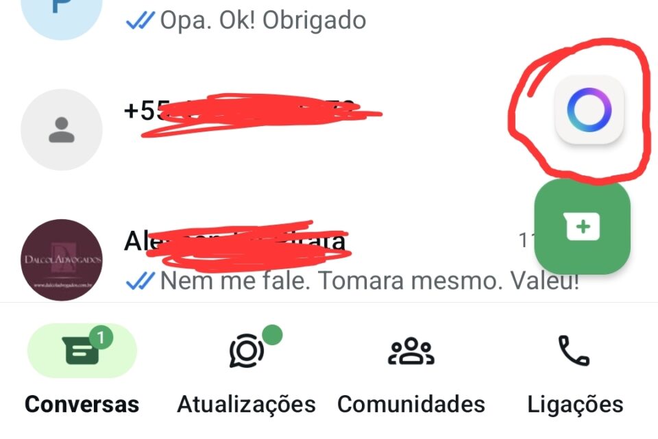 Screenshot mostra ícone do assistente Meta AI no WhatsApp destacado em vermelho.
