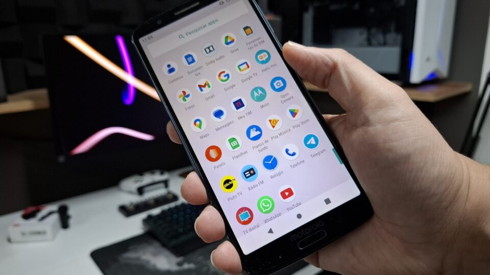 Tela de um smartphone Android exibindo diversos aplicativos pré-instalados (bloatwares).