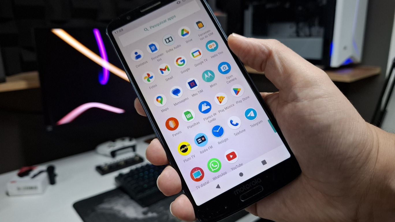 Tela de um smartphone Android exibindo diversos aplicativos pré-instalados (bloatwares).