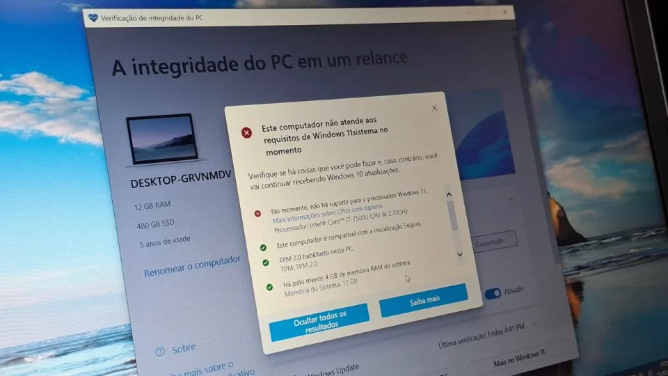 Close técnico da tela de verificação de integridade do PC, mostrando TPM 2.0 e Secure Boot habilitados, mas processador i7-7500U não suportado.
