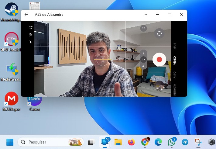 Interface do Windows 11 mostrando o aplicativo Vincular ao Celular com a tela de um Samsung Galaxy A55 espelhada no monitor.