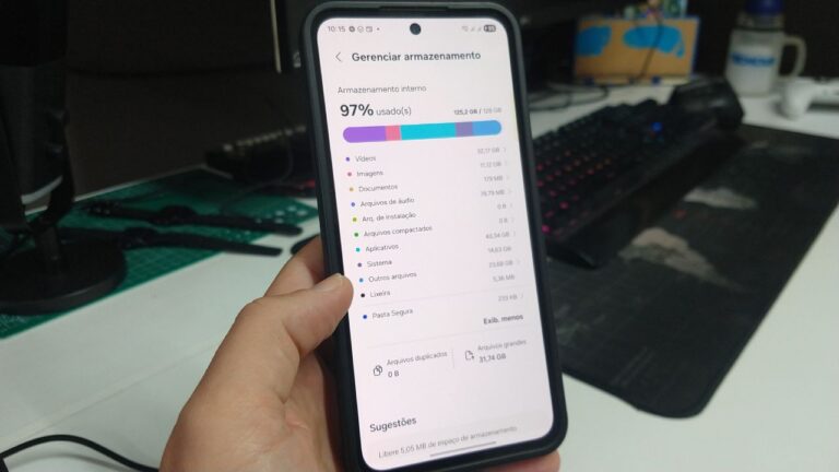 Imagem mostra mão segurando um celular com o app Gerenciar armazenamento do Android aberto e mostrando a categoria outros arquivos com mais de 23GB.