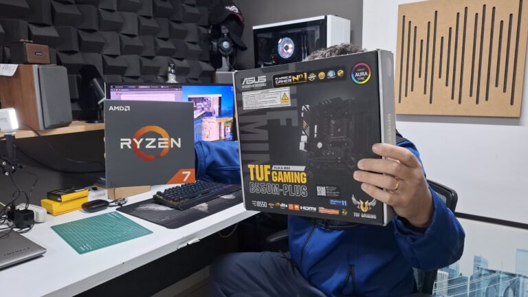Alexandre mostrando a caixa de usa nova Placa Mãe Asus TUF GAMING B550M-PLUS