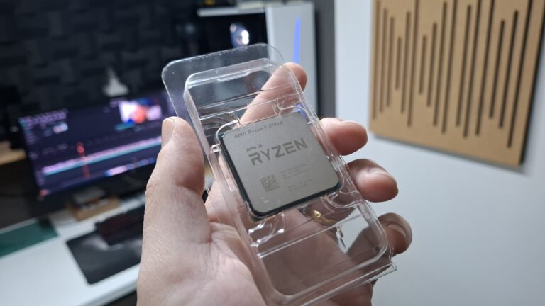 Mão segurando o processodor AMD Ryzen 7 5700X.