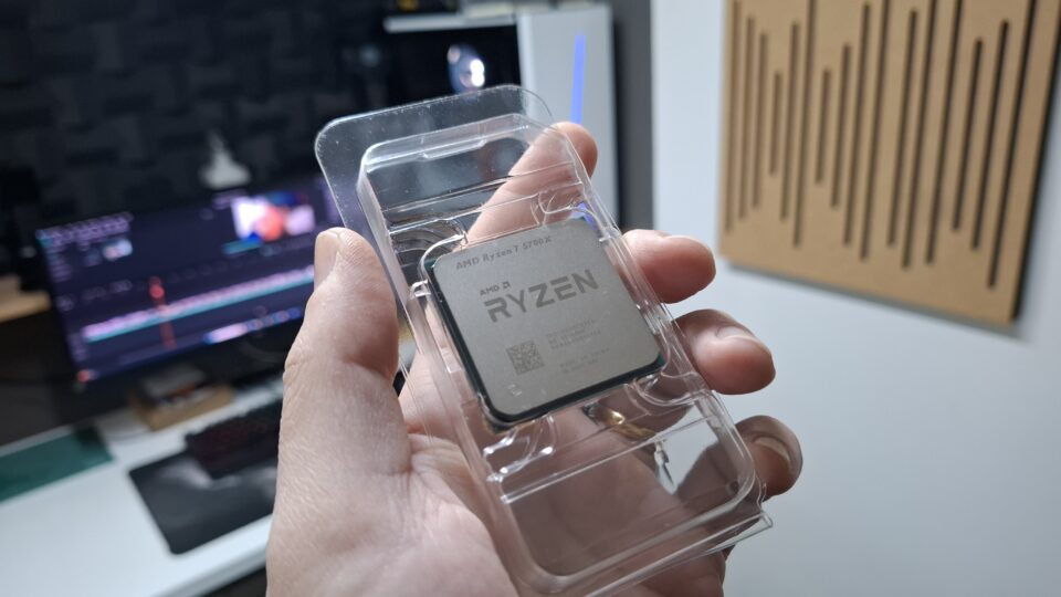 Mão segurando o processodor AMD Ryzen 7 5700X.