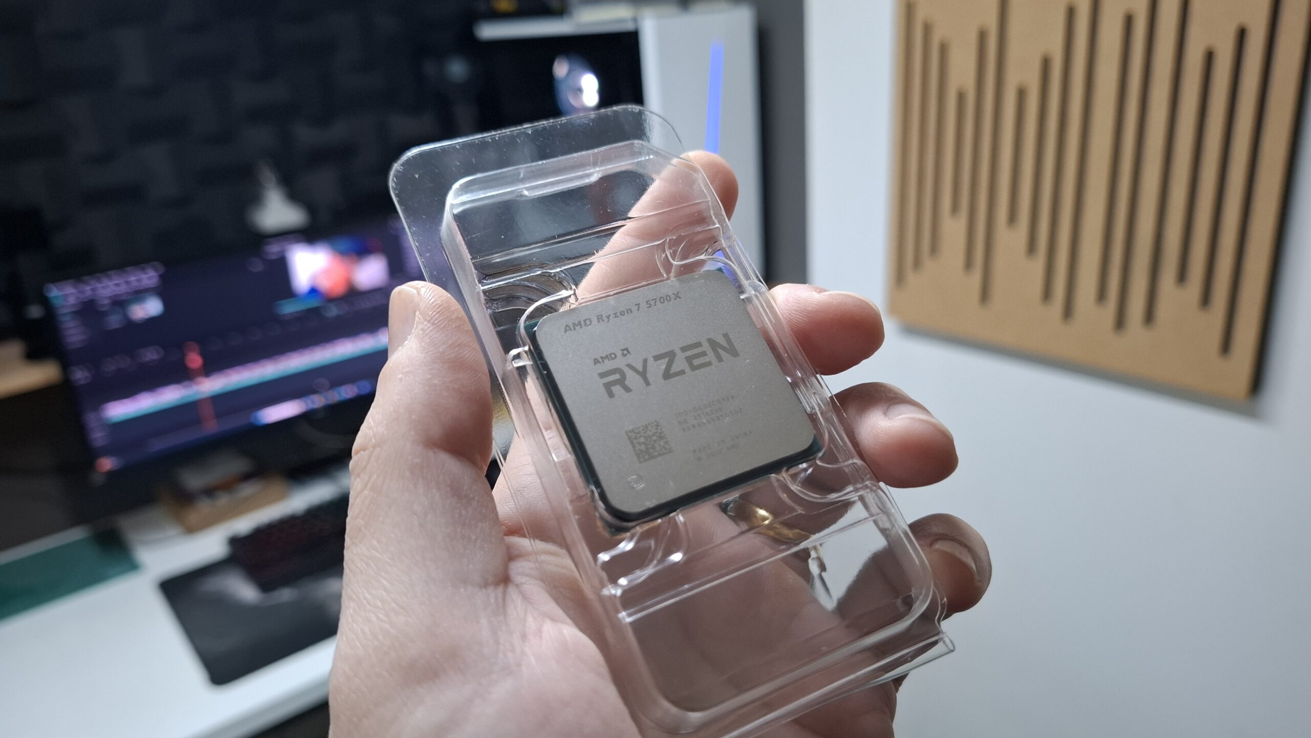 Mão segurando o processodor AMD Ryzen 7 5700X.