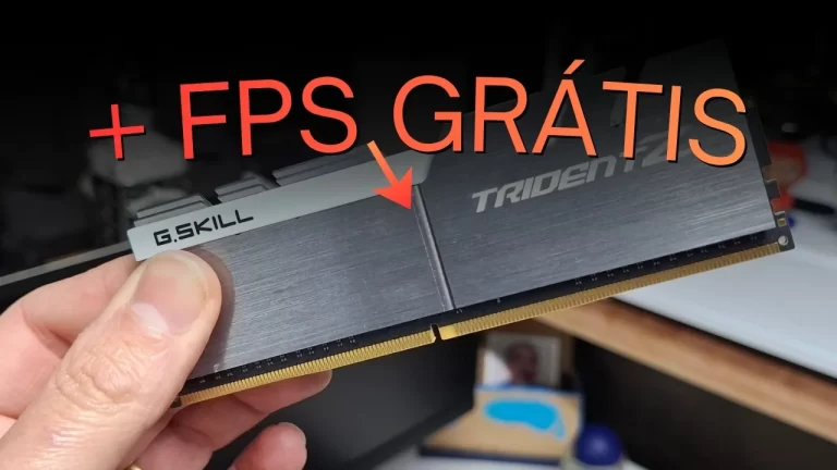 Close na mão de um homem segurando um pente de memória RAM G.Skill Trident Z Neo RGB sobre um setup de PC gamer, com texto sobreposto "+ FPS GRÁTIS".