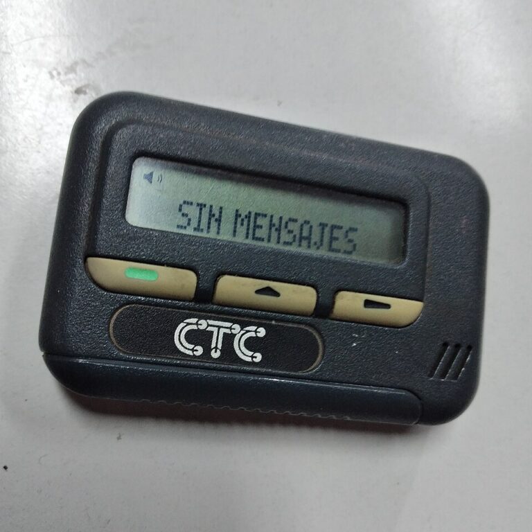 Um beeper Motorola, modelo Bravo Express, comercializado pela Companhia de Telefones do Chile nos anos 1990.