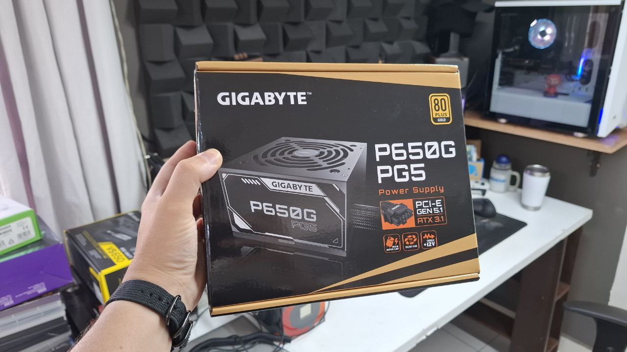 Imagem mostra mão segurando a caixa de uma fonte de PC modelo P650G da Gigabyte com selo 80 Plus Gold.
