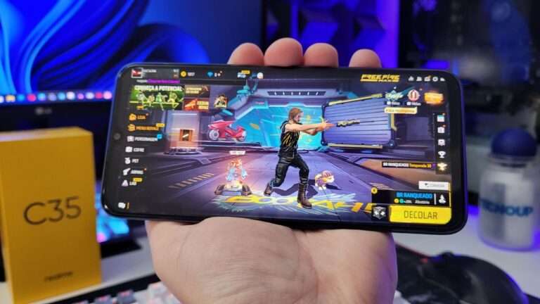 Imagem mostra Free Fire Max rodando no celular Realme C35.