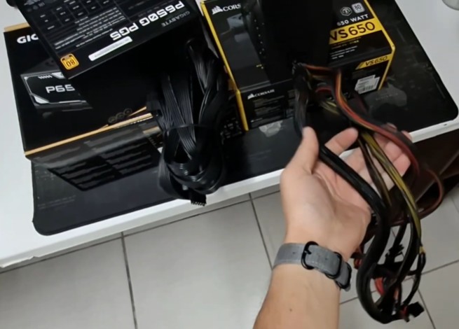 Foto mostra comparativo entre as fontes Gigabyte P650G e a Corsair VS650.