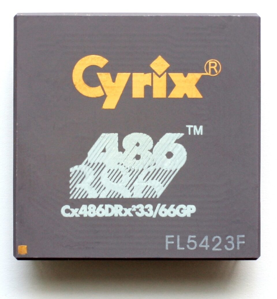 Close em um processador antigo da marca Cyrix, modelo 486DRx2, peça histórica da computação compatível com a arquitetura 386.