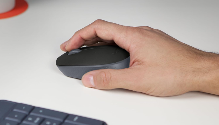 Mouse sem fio Logitech M170 preto sobre uma mesa de escritório