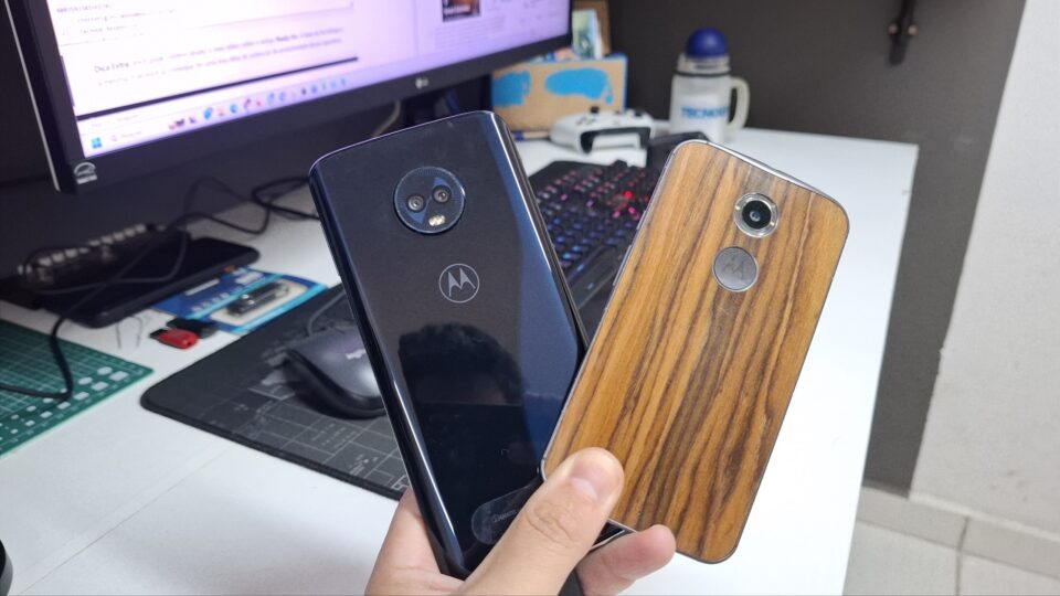 Foto dos smartphones Motorola Moto G6 Plus e Moto X Edição Especial, clássicos da coleção pessoal do canal TecnoUp.