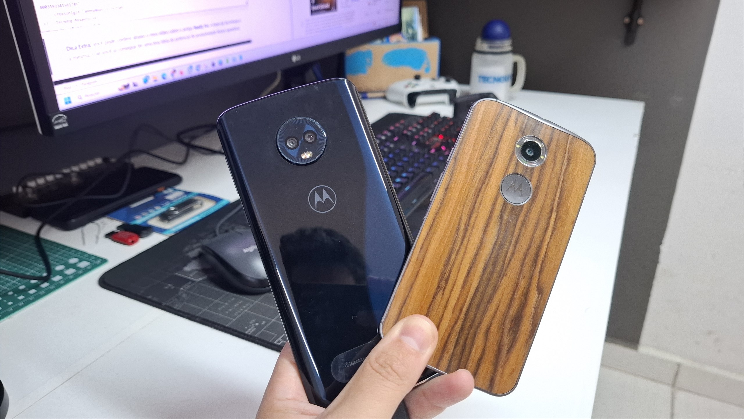 Foto dos smartphones Motorola Moto G6 Plus e Moto X Edição Especial, clássicos da coleção pessoal do canal TecnoUp.