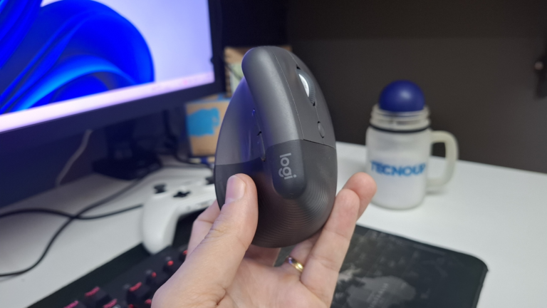 Mouse ergonômico vertical Logitech Lift em uso sobre uma mesa de trabalho