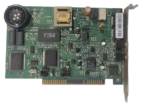 Placa de modem interno US Robotics 56K conectada via slot PCI, componente clássico utilizado para conexão de internet discada nos anos 90.