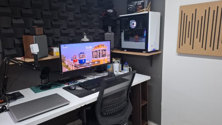 Foto do setup de trabalho do escritório do TecnoUp.