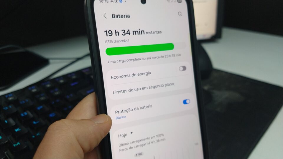 Tela de um celular Samsung exibindo o menu de bateria com opções de proteção da bateria e limites de uso em segundo plano ativados.
