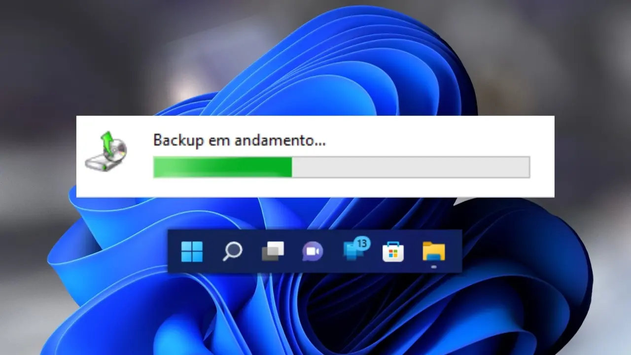 Área de trabalho do Windows com uma barra de progresso de backup em andamento, ilustrando a segurança de dados.