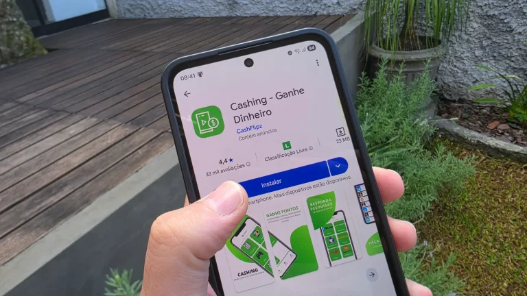 Interface do aplicativo Cashing aberta em um smartphone, exibindo as opções de saque via Pix e recompensas para jogos como Free Fire.