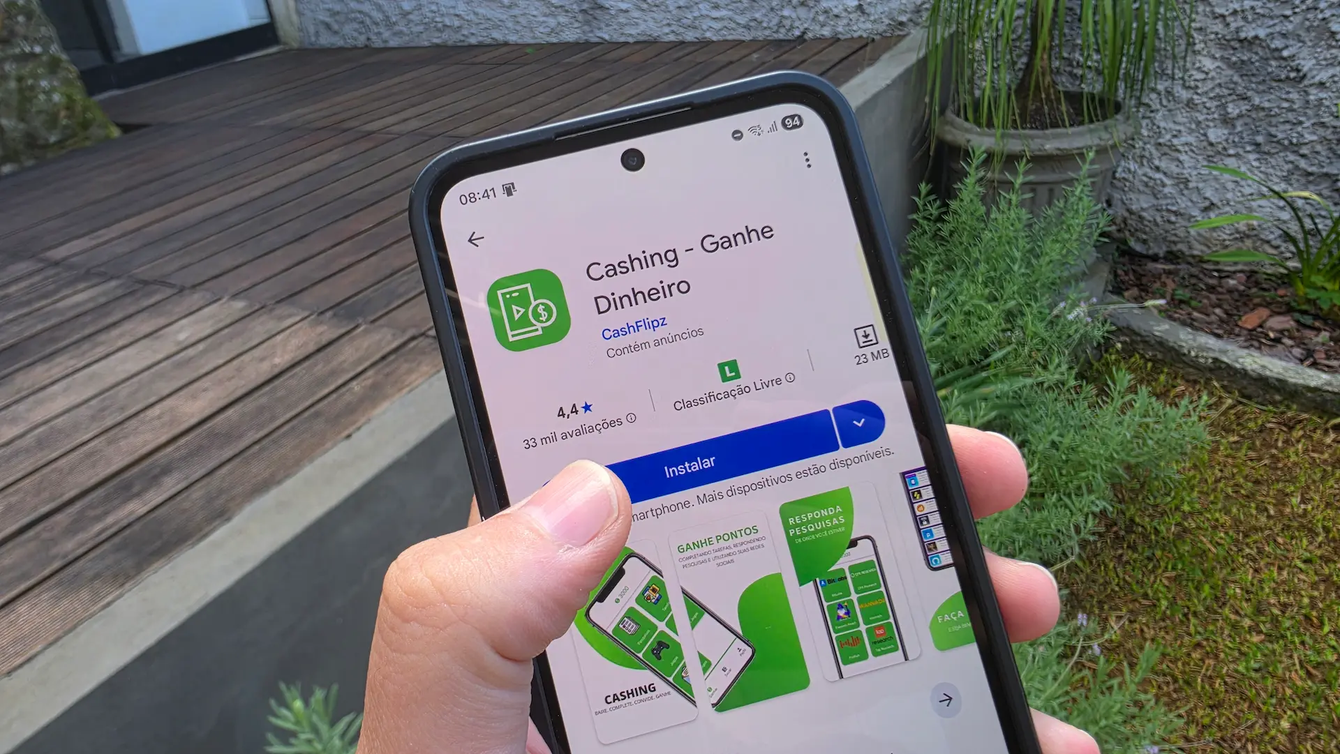 Interface do aplicativo Cashing aberta em um smartphone, exibindo as opções de saque via Pix e recompensas para jogos como Free Fire.