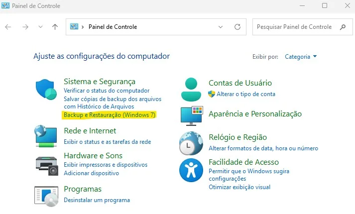 Captura de tela do Painel de Controle do Windows destacando a opção "Backup e Restauração" em meio aos ícones de Sistema e Segurança.