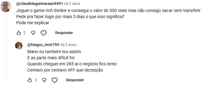 Captura de tela de comentários de usuários em um vídeo do YouTube relatando dificuldades para sacar dinheiro no app RichThinker.